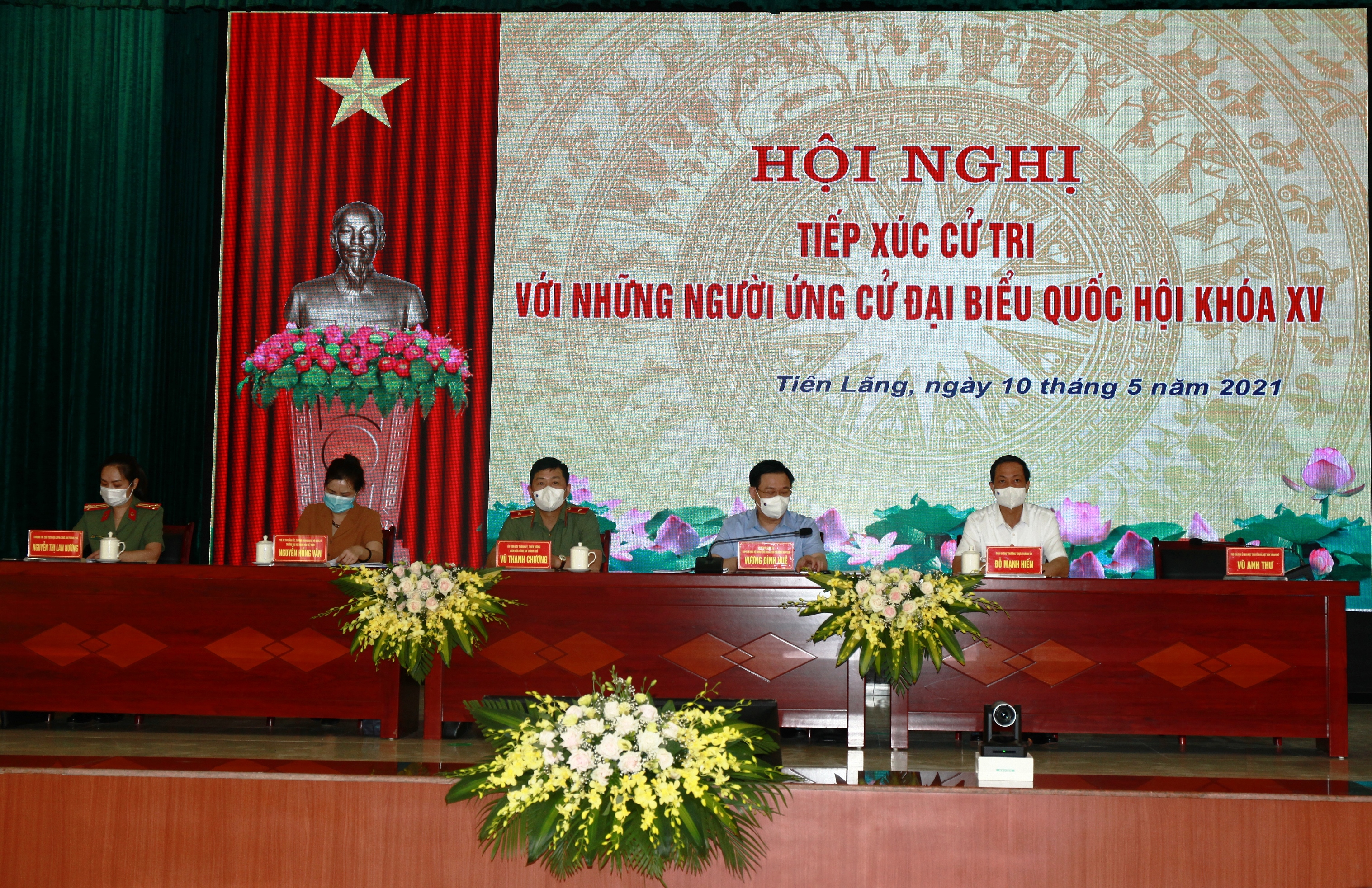 Chủ tịch Quốc hội Vương Đình Huệ tiếp xúc cử tri, vận động bầu cử tại huyện Tiên Lãng